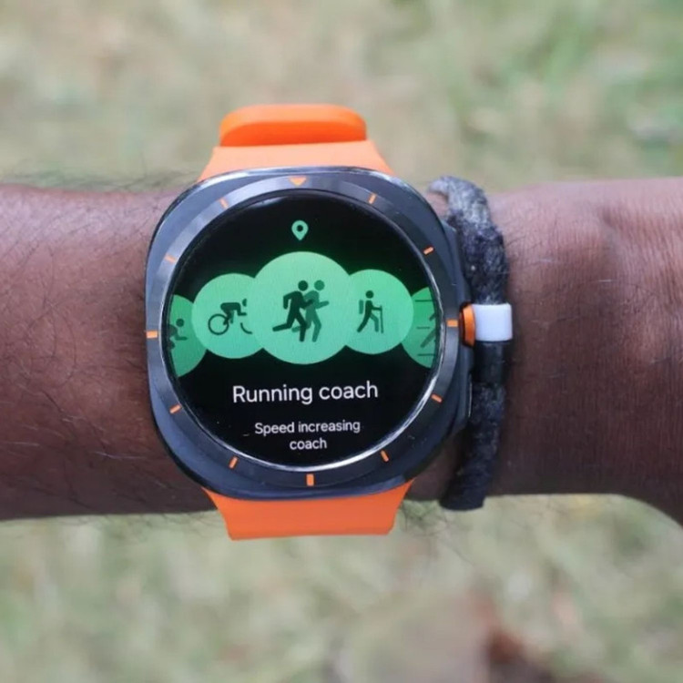 محصول نمونه تستی ساعت هوشمند سامسونگ مدل Galaxy Watch Ultra دارای قابلیت های کنترل موسیقی (Music Player)، قابلیت مکالمه از طریق بلوتوث، قابلیت تغییر طرح ساعت یا تم، صفحه همیشه روشن (Always-on Display)، پشتیبانی از دستیار صوتی بند سیلیکون